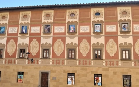 Il presepe artistico della pace si affaccia dalle finestre del seminario