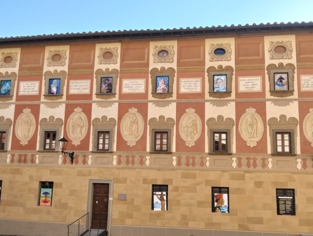 Il presepe artistico della pace si affaccia dalle finestre del seminario