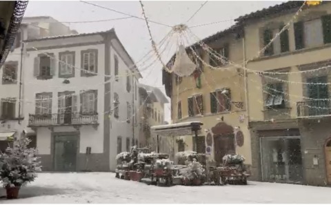 La Befana veste di bianco la Toscana: risveglio inatteso tra neve, stupore e disagi