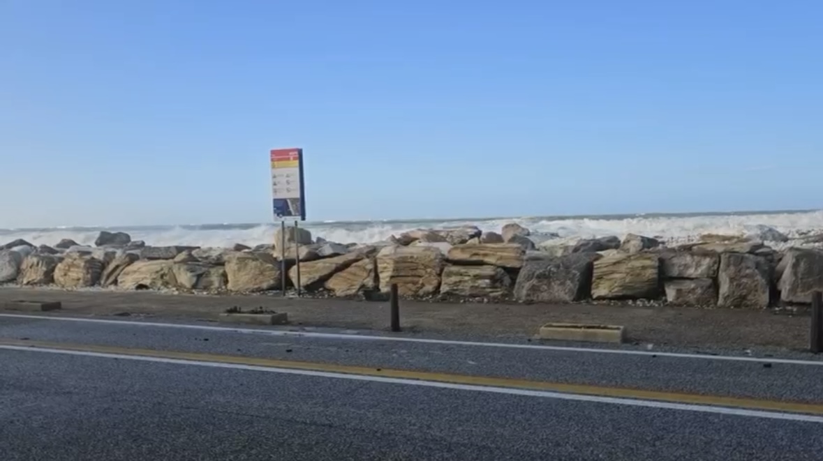 Vento e pioggia travolgono la Toscana: raffiche di vento oltre i 200 km/h. Allerta prorogata