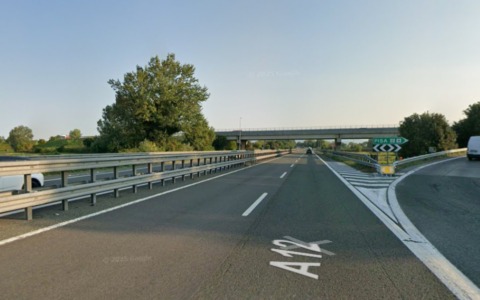 Incidente stradale sulla A12: scontro tra auto e camion, feriti quattro occupanti