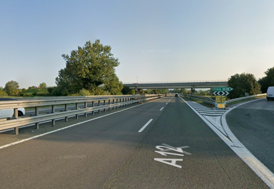 Incidente stradale sulla A12: scontro tra auto e camion, feriti quattro occupanti