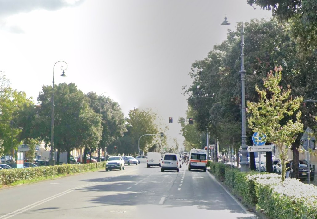 Dramma a Livorno: sedicenne investita da scooter, gravi le sue condizioni