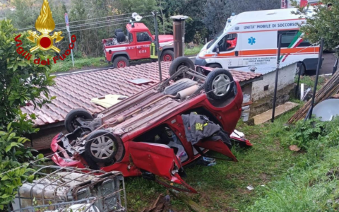 Auto si ribalta e finisce in un giardino: donna in ospedale