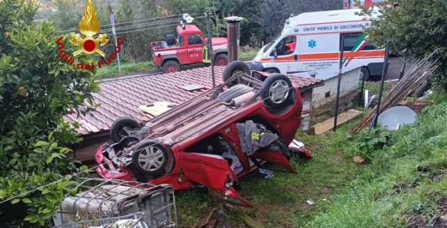 Auto si ribalta e finisce in un giardino: donna in ospedale