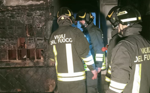 Incendio in un palazzo a Piombino: 82 persone evacuate, 5 gli intossicati
