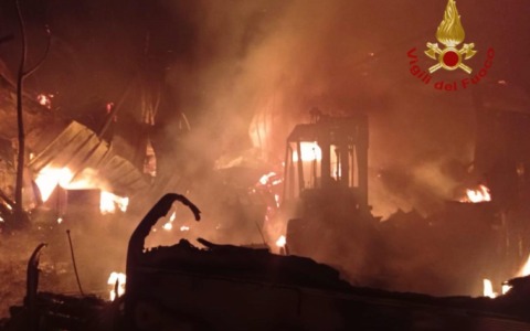 Incendio distrugge annessi agricoli a San Giovanni Valdarno: i vigili mettono in salvo un cane