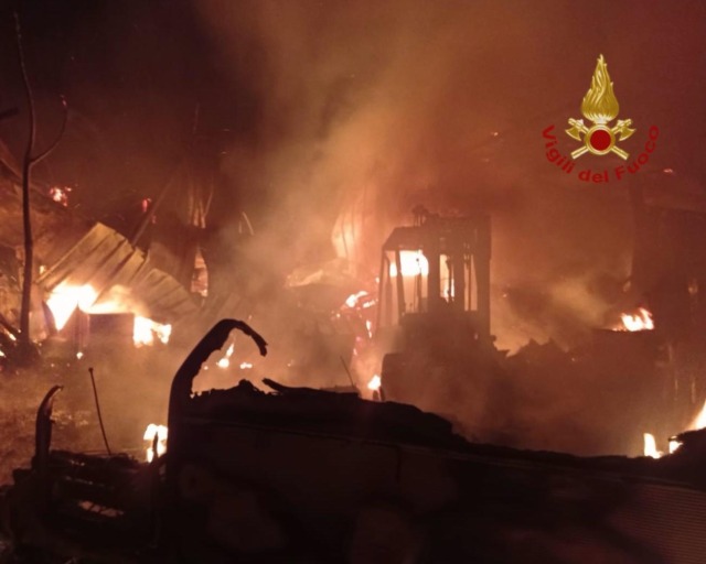 Incendio distrugge annessi agricoli a San Giovanni Valdarno: i vigili mettono in salvo un cane