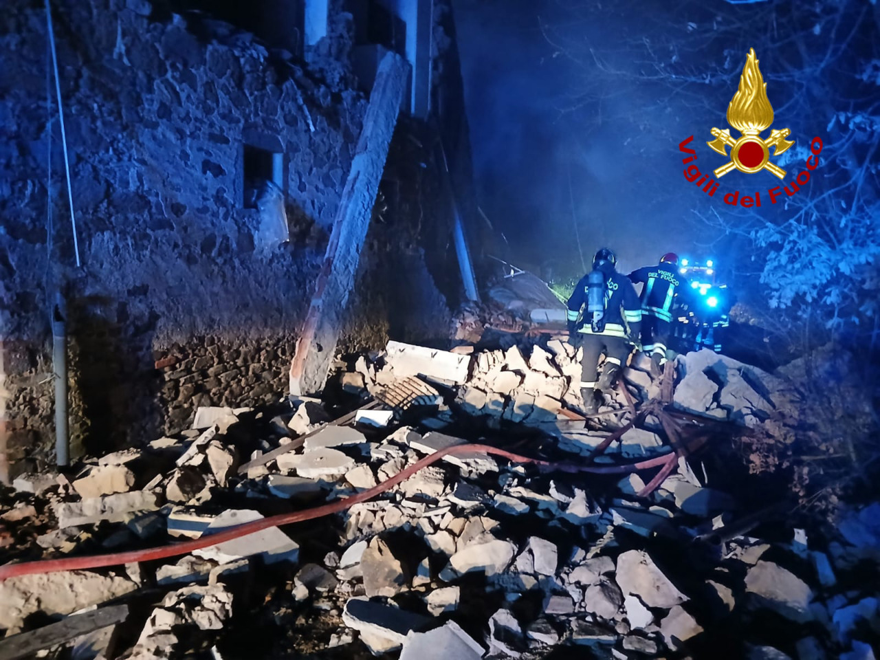 Esplosione in una casa alle porte di Arezzo, tre feriti: grave una donna di 70 anni