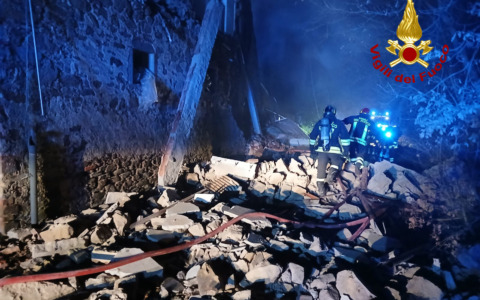 Esplosione in una casa alle porte di Arezzo, tre feriti: grave una donna di 70 anni