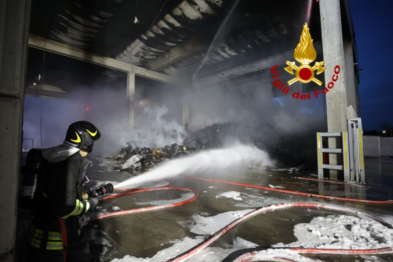 Incendio all’impianto rifiuti di San Donnino, intervento dei vigili del fuoco