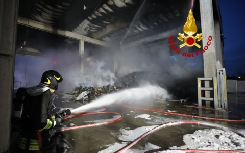 Incendio all’impianto rifiuti di San Donnino, intervento dei vigili del fuoco