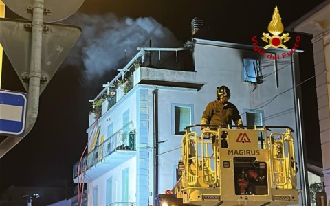 Incendio in un appartamento, una persona messa in salvo dai vigili del fuoco