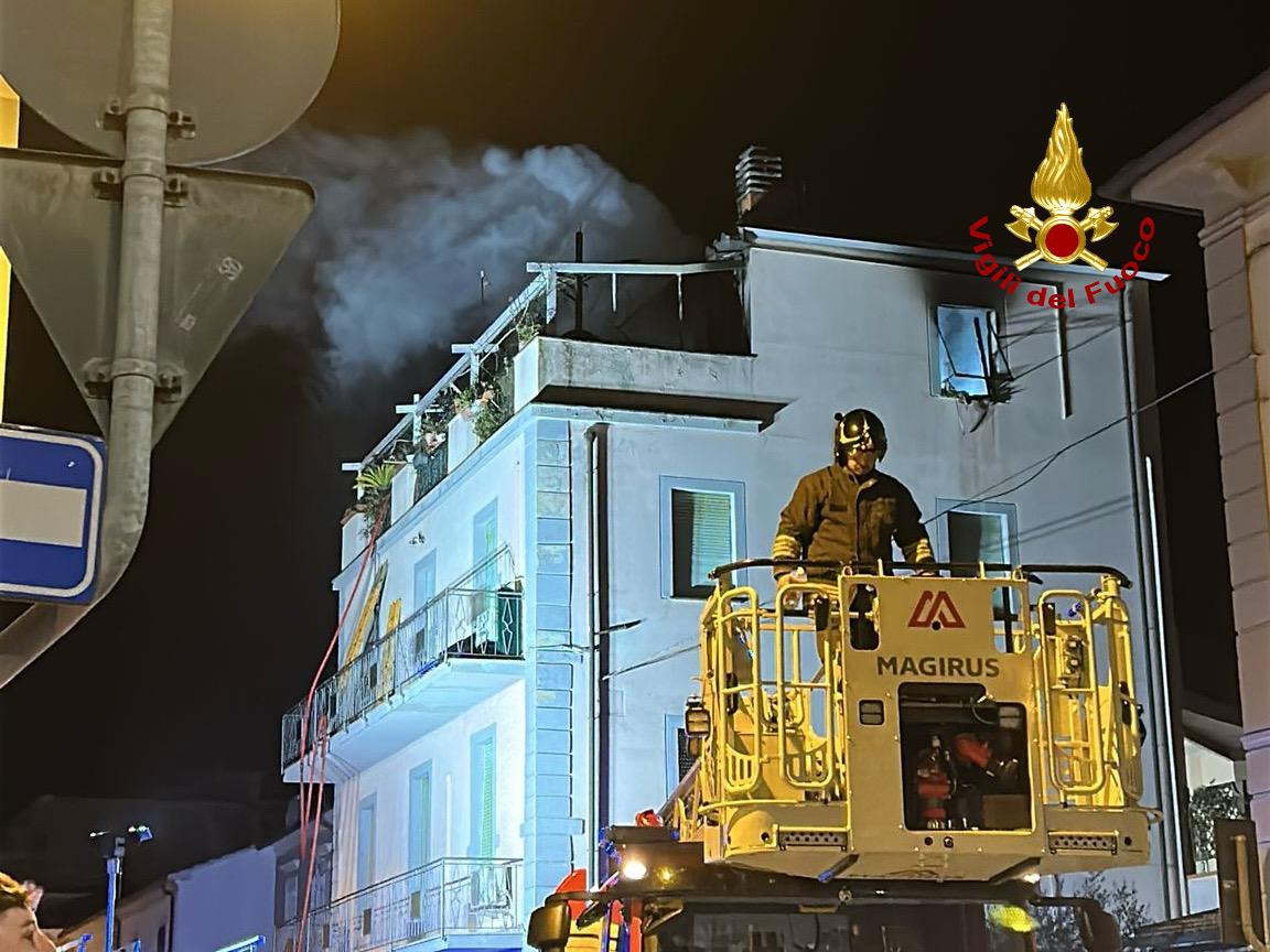 Incendio in un appartamento, una persona messa in salvo dai vigili del fuoco