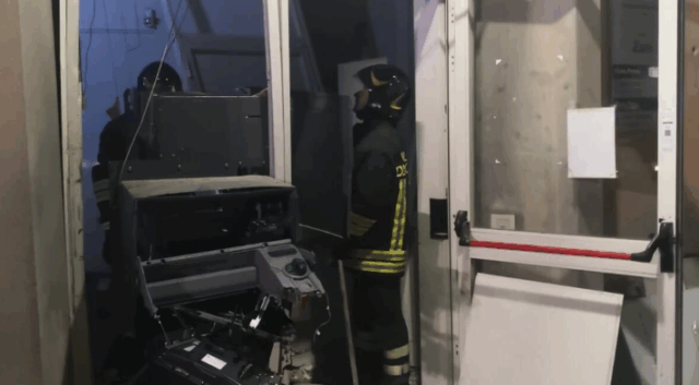 Pistoia, banda di ladri fa esplodere bancomat nella notte: bottino da migliaia di euro