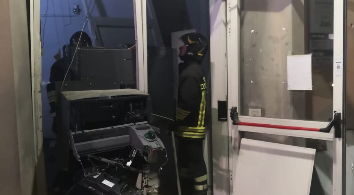 Pistoia, banda di ladri fa esplodere bancomat nella notte: bottino da migliaia di euro
