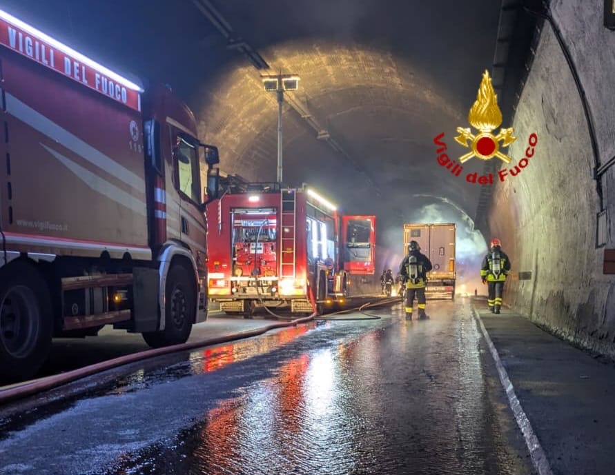 Camion in fiamme in galleria, chiusa A1 nel Fiorentino in nord