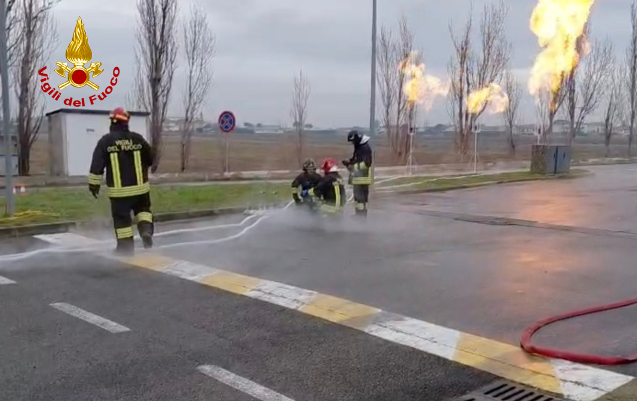 Operazioni di svuotamento serbatoio GNL presso area di servizio