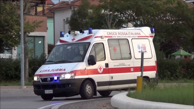 Scontro fra due veicoli sulla via Cassia, sei persone coinvolte