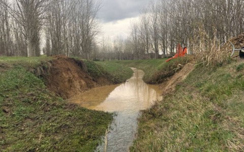 Fucecchio, rimosso il ponte sul rio di Valbugiana
