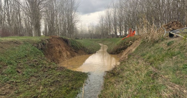 Fucecchio, rimosso il ponte sul rio di Valbugiana