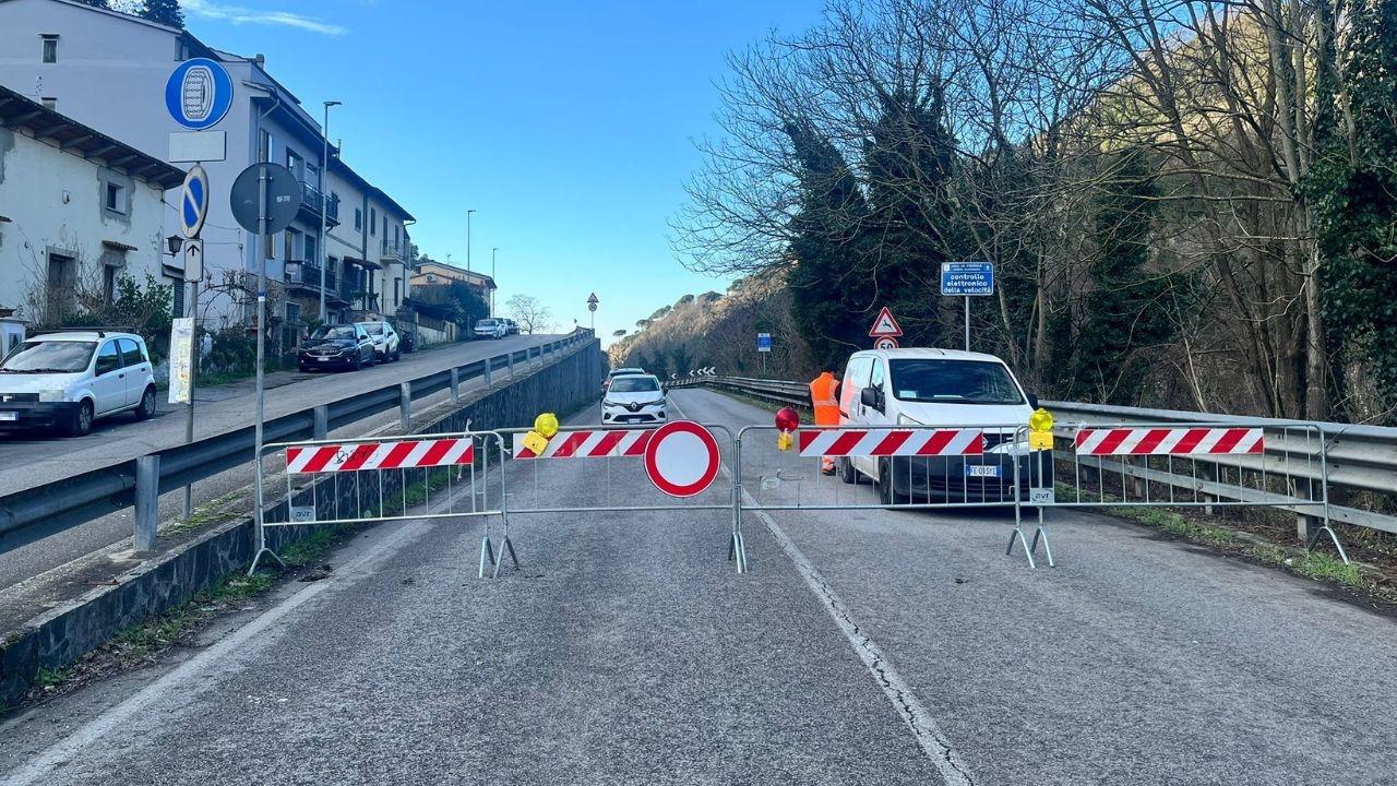 Placcaggio massi e barriera. Riapre la via Faentina