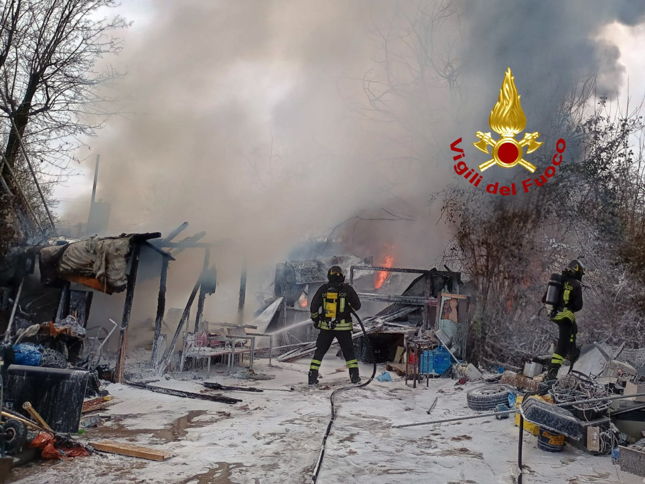 Fiamme all’ex campo nomadi del Poderaccio, in fumo rifiuti e baracche