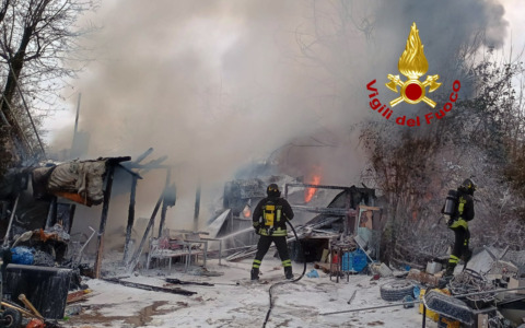 Fiamme all’ex campo nomadi del Poderaccio, in fumo rifiuti e baracche