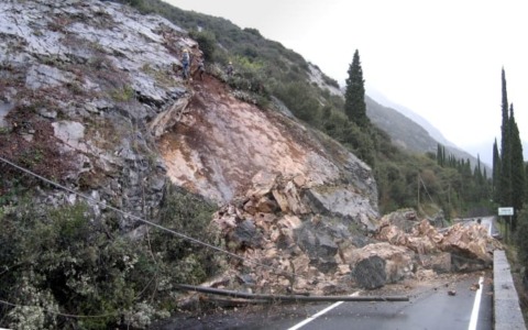 Toscana, maltempo: maxi-frana blocca la statale in Lunigiana