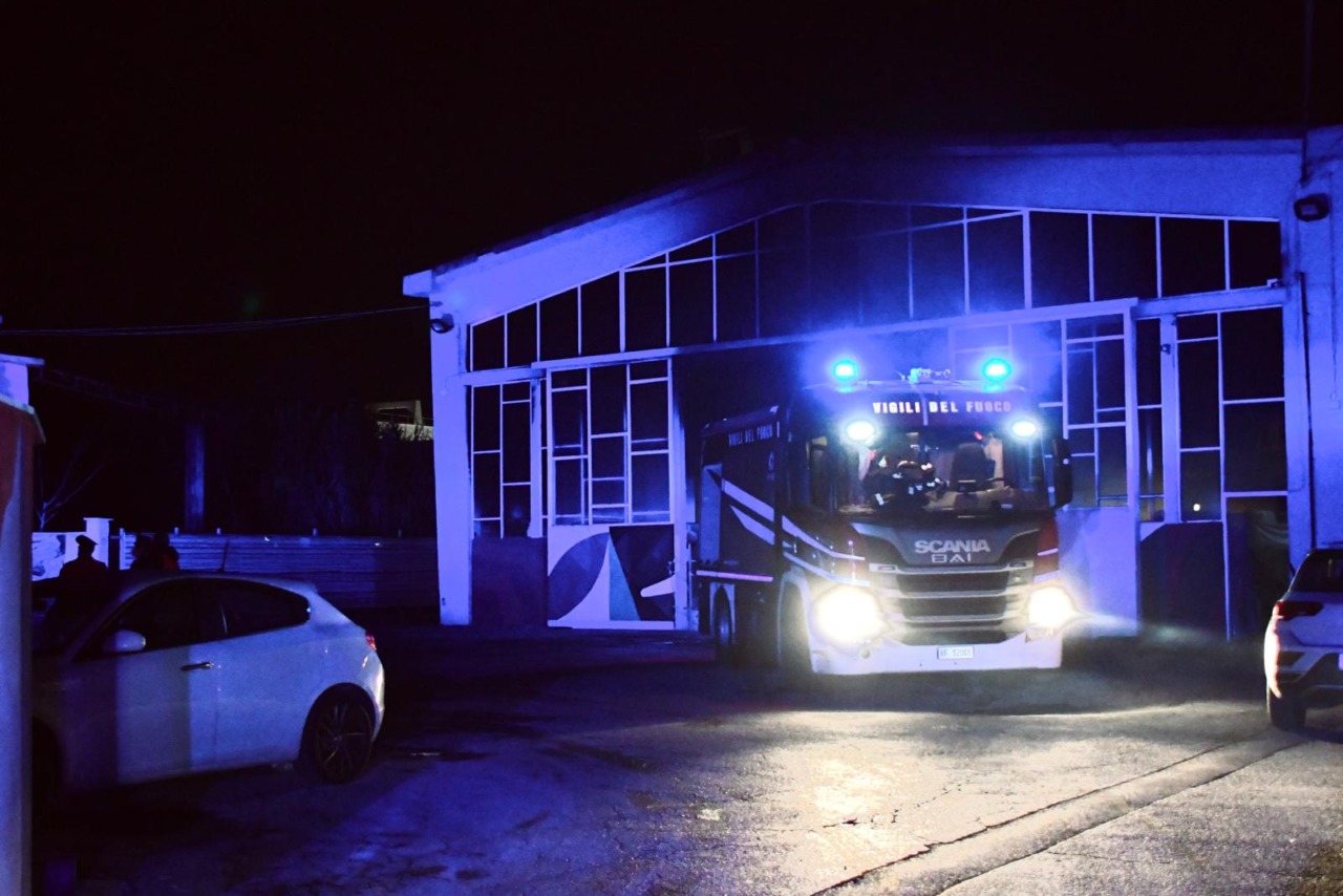 Fiamme in un’azienda del lapideo, indagini sulle cause