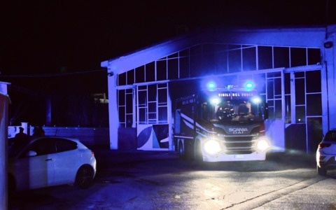 Fiamme in un’azienda del lapideo, indagini sulle cause