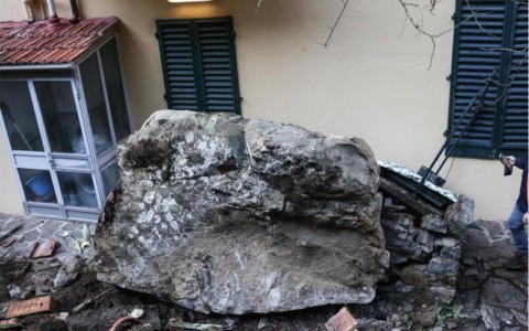 Masso precipita dalla collina e sfiora le case, Faentina chiusa