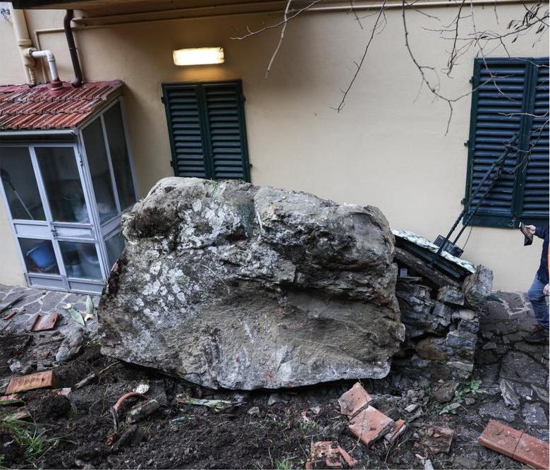 Masso precipita dalla collina e sfiora le case, Faentina chiusa