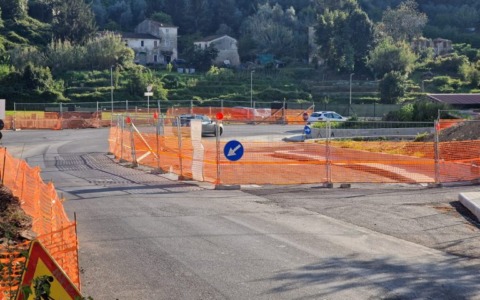 Carrara: la rotatoria di Bonascola riapre al traffico, segnando la fine di un lungo cantiere