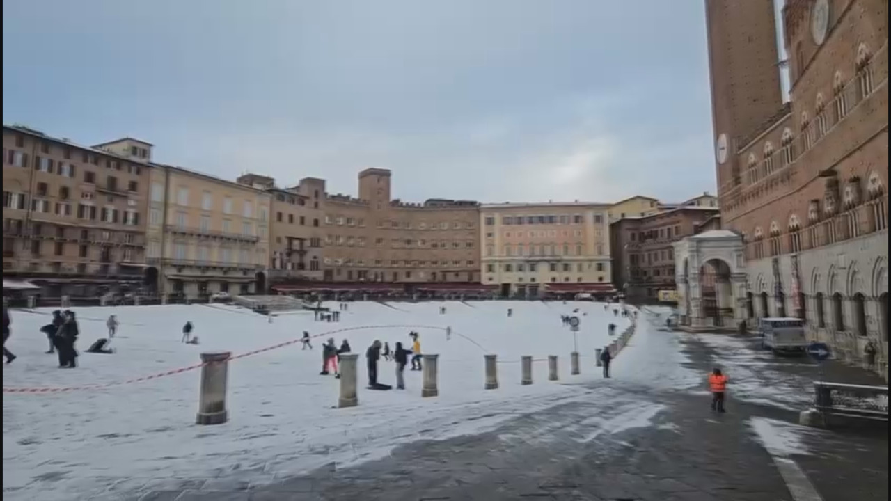 La neve a sorpresa imbianca il senese
