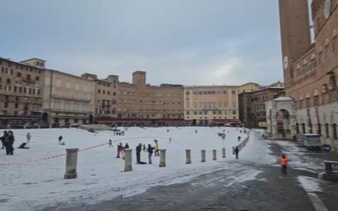 La neve a sorpresa imbianca il senese