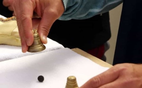 Firenze, manifesti contro la truffa delle 3 campanelle