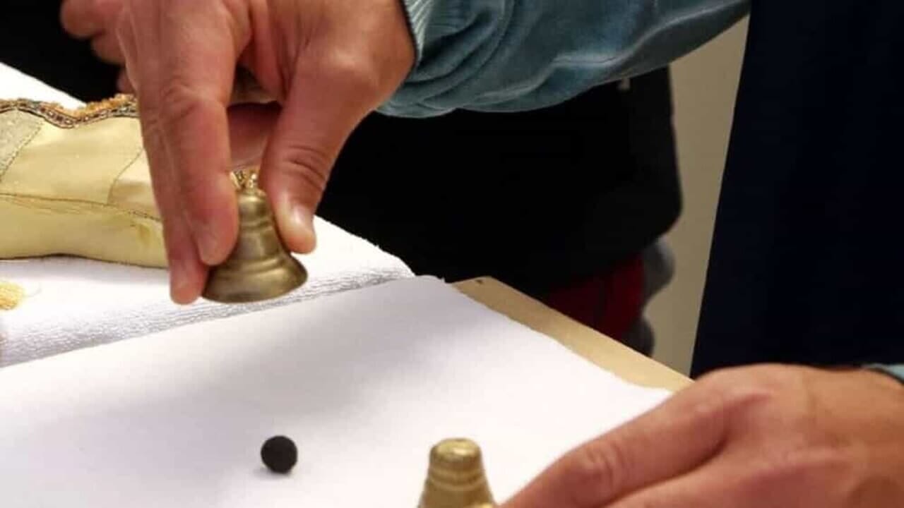 Firenze, manifesti contro la truffa delle 3 campanelle