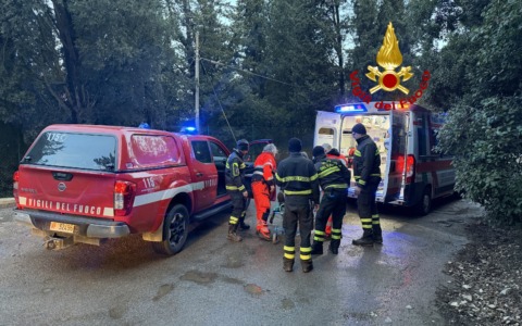 Isolato dalla neve, soccorso dai Vigili del fuoco e poi ricoverato
