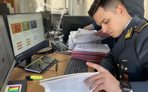 Sequestro da oltre mezzo milione di euro a Massa: nel mirino due imprenditori del settore autotrasporti