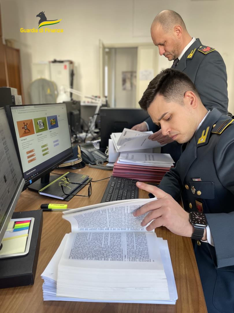 Sequestro da oltre mezzo milione di euro a Massa: nel mirino due imprenditori del settore autotrasporti