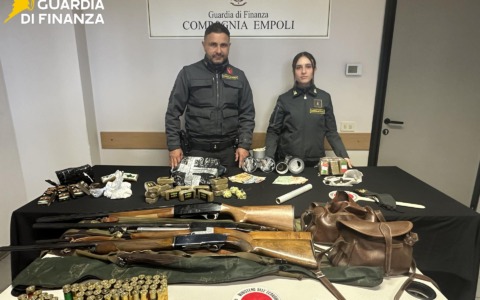Droga, contanti e armi: doppio arresto a Empoli dopo i controlli della Finanza
