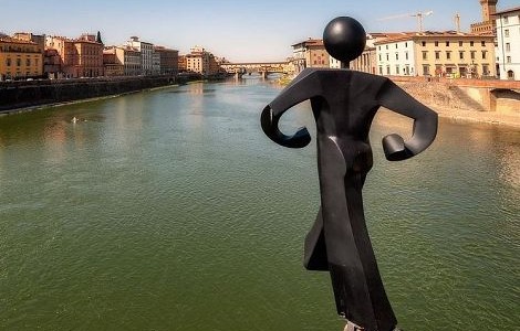 Firenze, l’Omino di Clet Abraham gettato in Arno