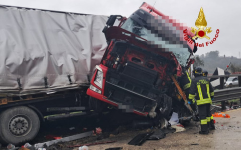 A1 bloccata da un camion che ha invaso la corsia opposta