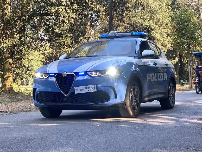 Viareggio, abbandona le bambine nell’auto per andare al Carnevale: denunciata