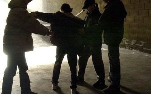 Tirrenia, umiliato e riempito di sputi: denunciati tre minorenni