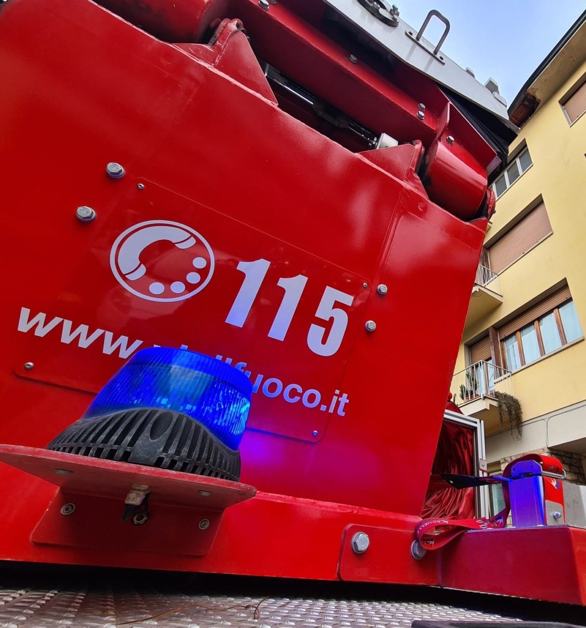 Cadono calcinacci da un palazzo a Viareggio, nessun ferito