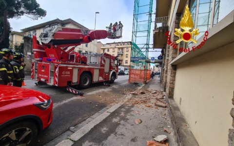 Cornicione si stacca e ferisce due persone