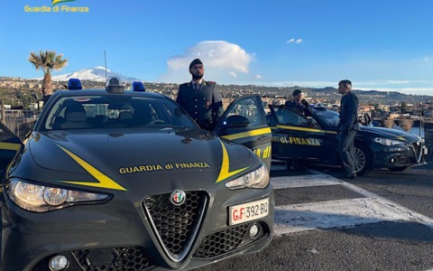 Guardia di Finanza denuncia escort per evasione fiscale