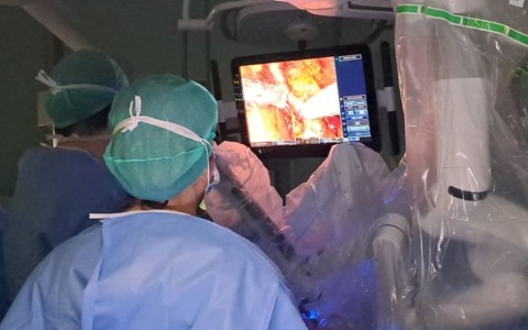 Robot chirurgo all’opera in sala operatoria